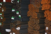 Unter anderem aus solchen Stahlstäben fertigt IBS einbaufertige Baustähle nach Kundenwunsch.