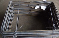 Unter anderem aus solchen Stahlstäben fertigt IBS einbaufertige Baustähle nach Kundenwunsch.